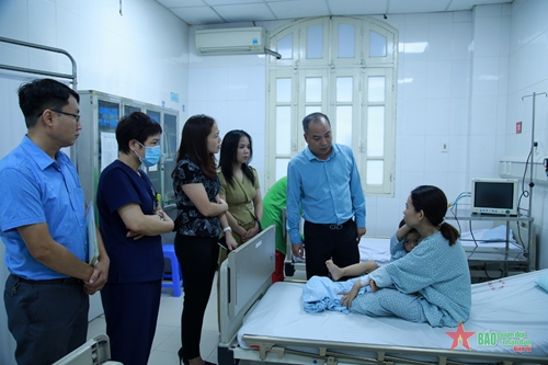 Quỹ Bảo trợ trẻ em Việt Nam thăm hỏi, trao hỗ trợ cho gia đình trẻ em bị thương và tử vong trong vụ cháy chung cư mini